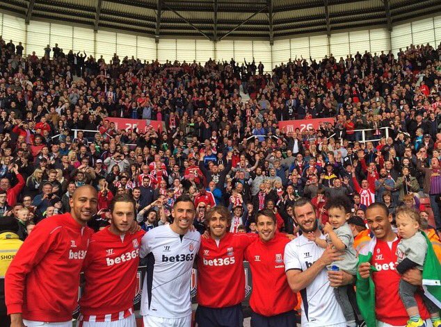 _rebeccai's tweet photo. Lap of honour differences in 2 seasons 🙃 https://t.co/VlrAX97KLd