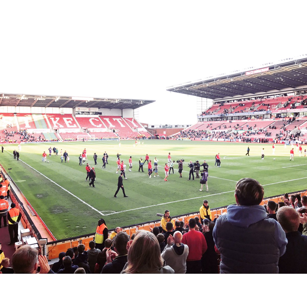 _rebeccai's tweet photo. Lap of honour differences in 2 seasons 🙃 https://t.co/VlrAX97KLd