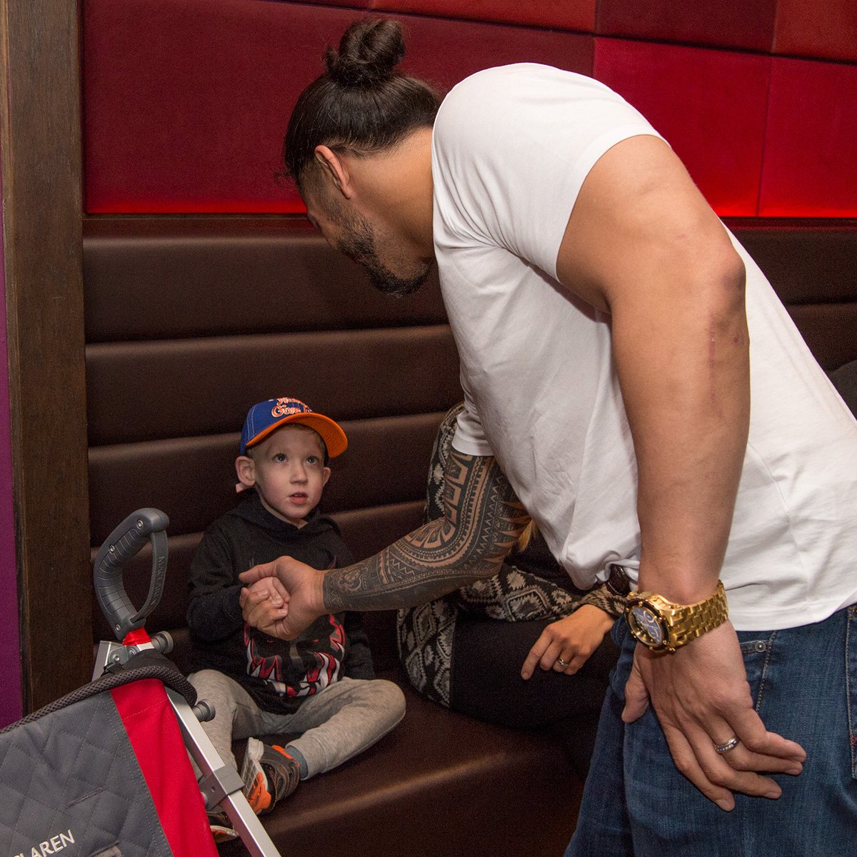 RomanReignsNet's tweet photo. Roman Grants Wishes in London Digitals are in the Gallery-https://t.co/X4HbGYDiJ2 #RomanReigns #RomanEmpire https://t.co/9CmdaPGuFu