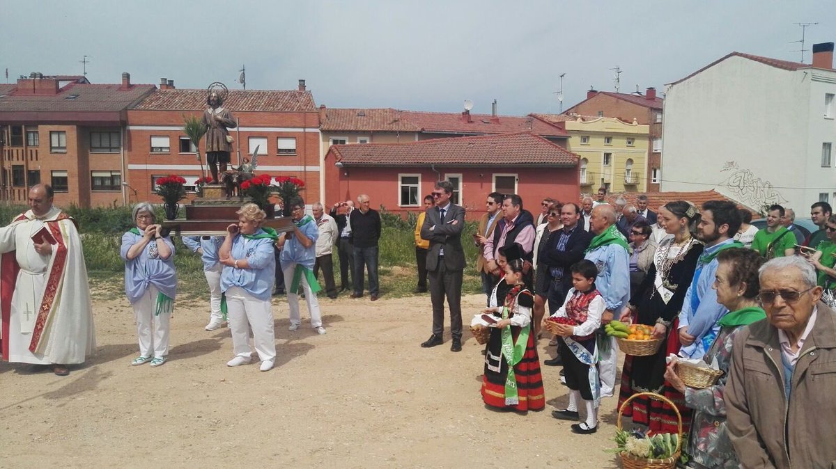 Hoy acompañado a los vecinos x #sanisidro2017 #Burgos junto a <a href="/acrlosfelices/">Peña Los Felices</a> y la <a href="/Hermandadburgos/">Hermandad de Peñas de Burgos</a>