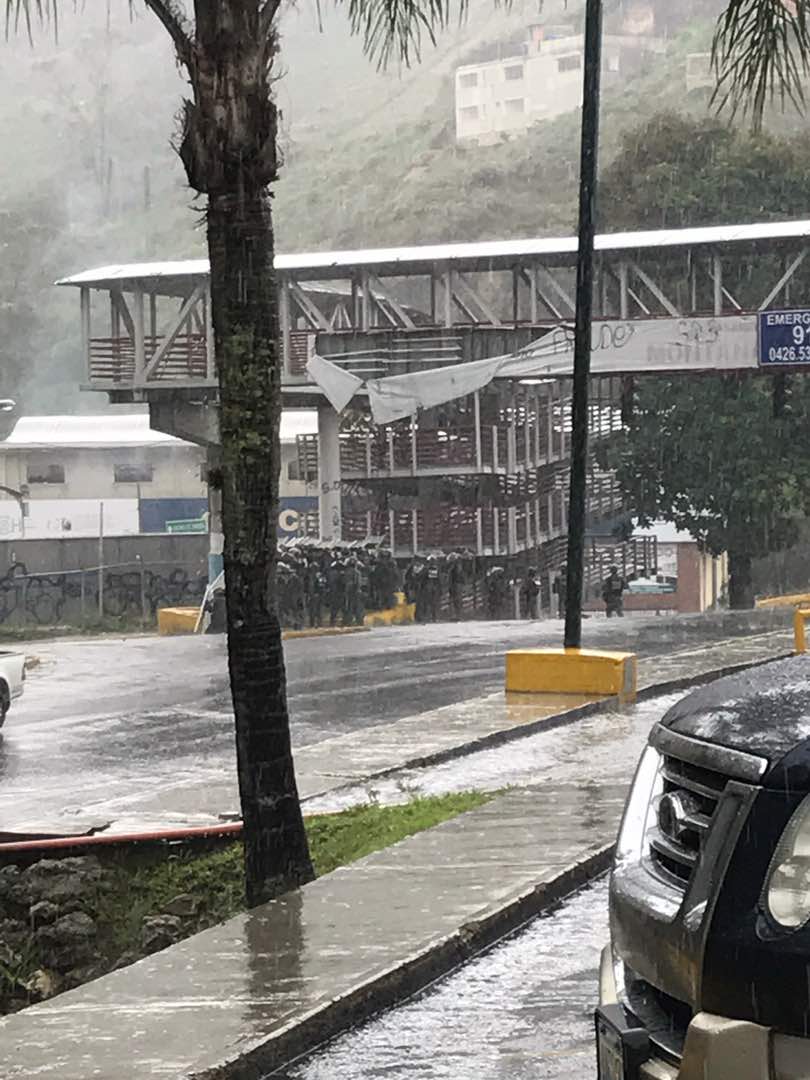 LeugimSanchezS's tweet photo. 4:30 PM Inicio de represión en semáforo Montaña Alta #Carrizal, detonaciones y lluvia. ¡No nos detendrán! https://t.co/Lz6A4TdtRo