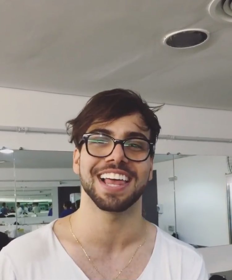 T3ddy Sorrindo on X: Que sorriso mais precioso ❤   / X