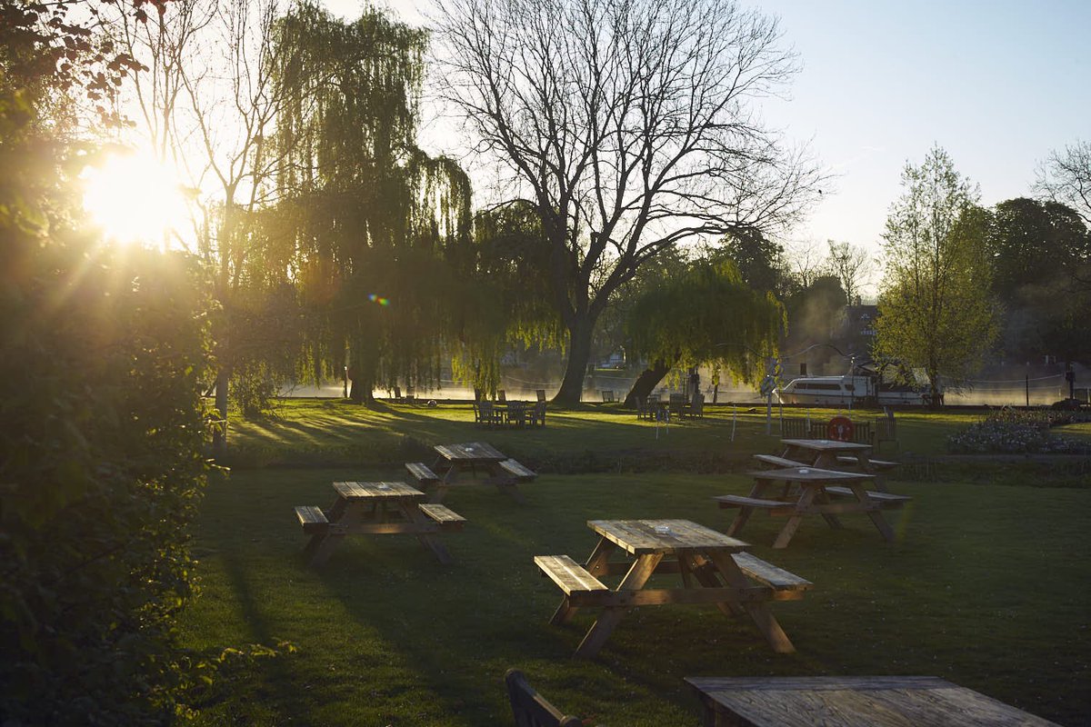 SwanStreatley's tweet photo. Summer evenings by the river #StreetFood with @wanderingfeast #livemusic &amp; drinks in the bar &amp; terrace 7pm June 1, 15 July 13, 27 Aug 10, 24 https://t.co/XevN5K9jJj