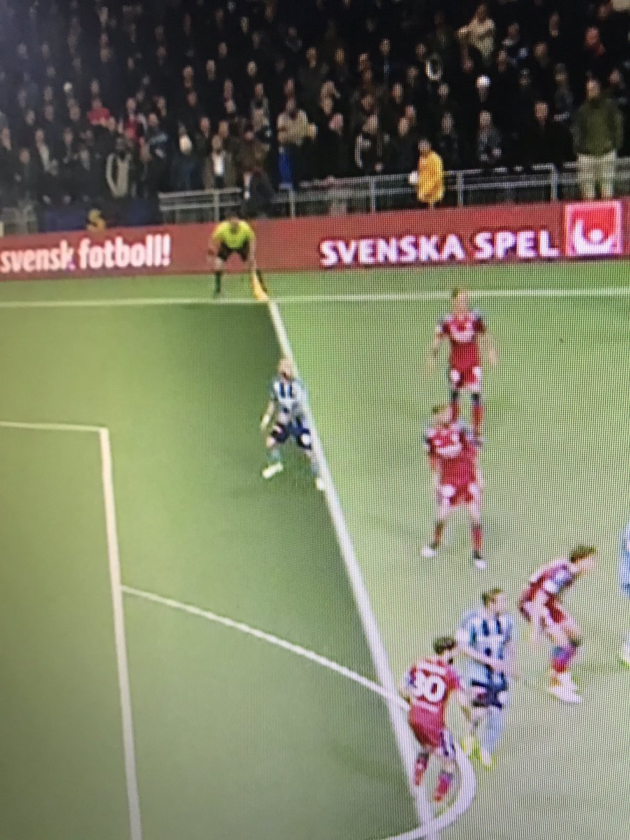 t_bonnevier's tweet image. Vad i helvete kollar han på? Eller skiter han på sig ?