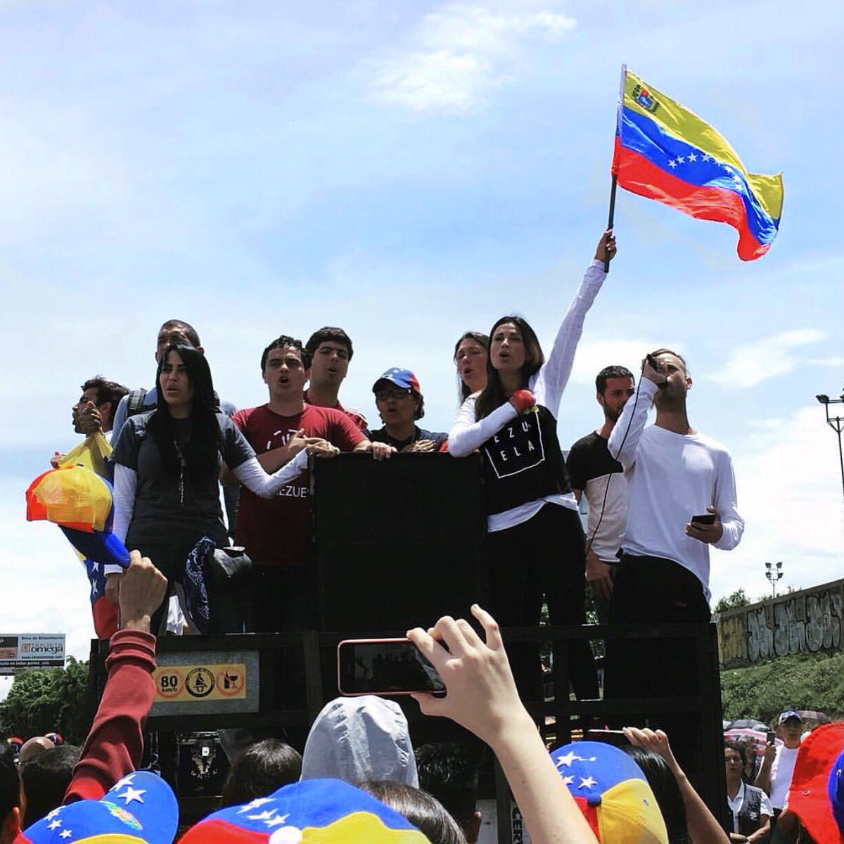 CATERINAV's tweet photo. Por ti siempre valdrá la pena! Siempre con mi bandera. Siempre #CONTIGO amada #Venezuela #LosBuenosSomosMas 🕊🇻🇪 https://t.co/6kSFrqq4Ch