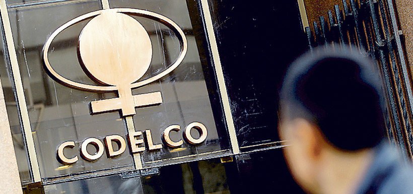 latercera's tweet photo. Contraloría advierte contrataciones irregulares en Codelco por $ 31 mil millones https://t.co/w2niARV3iB https://t.co/cnJDid42GS