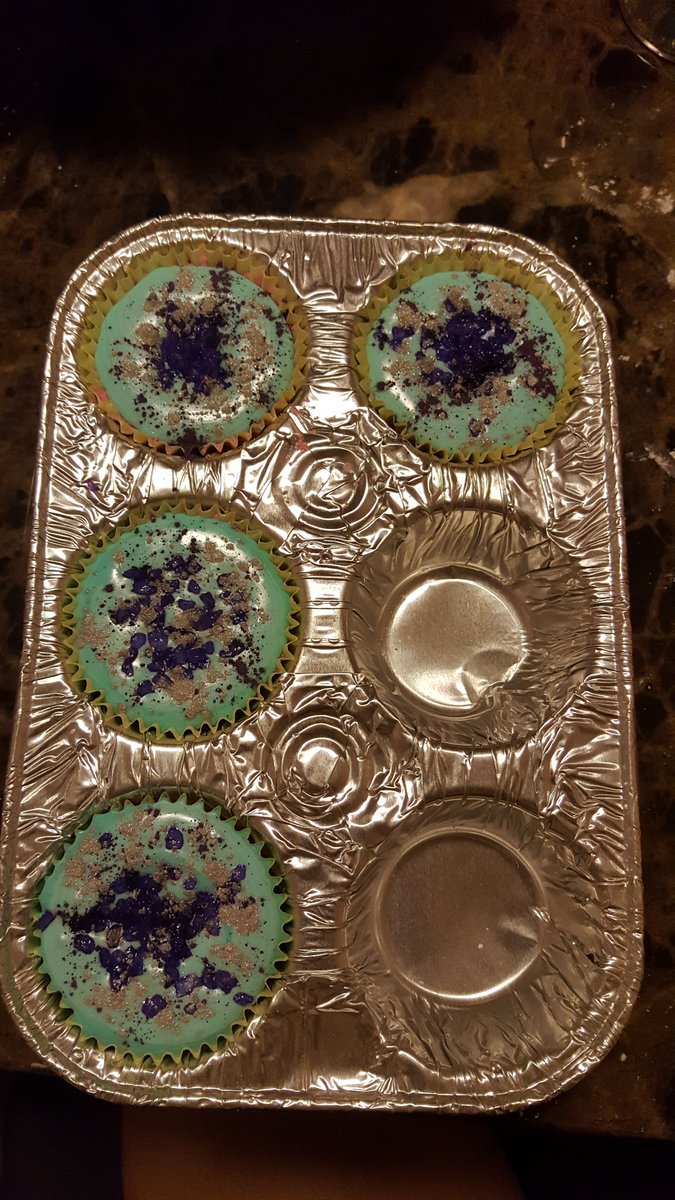 TeasingUrSenses's tweet photo. Working on something new...Cupcake Bath Bombs #TeasingYourSenses #Cupcakes #BathBombs #Icing #Crystals #SmellsGood #Soothing #BathTime https://t.co/TPvV6MuDu1