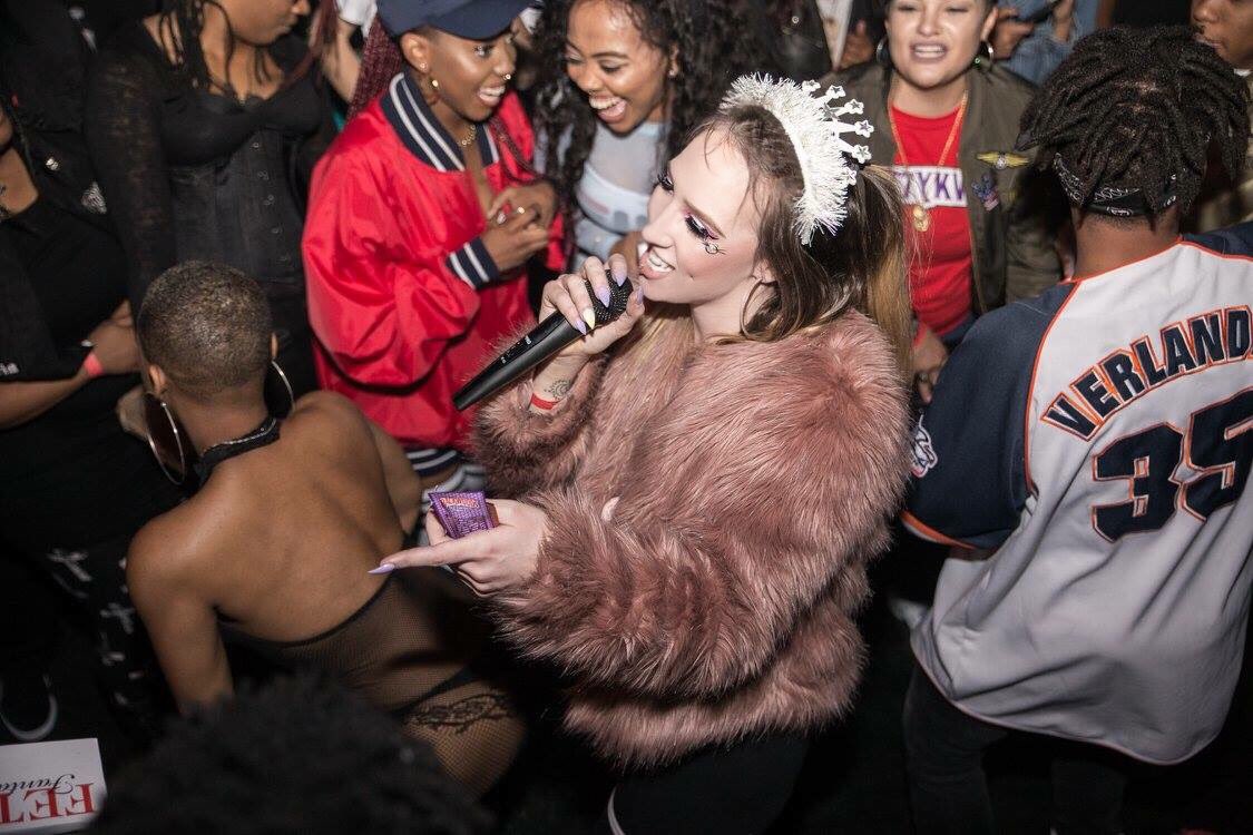 kittykvsh's tweet image. I'm just here to party, I ain't fuckin with your drama 😝 #2Cup 🍻#TokesNStrokes || 📸: @sxrreal