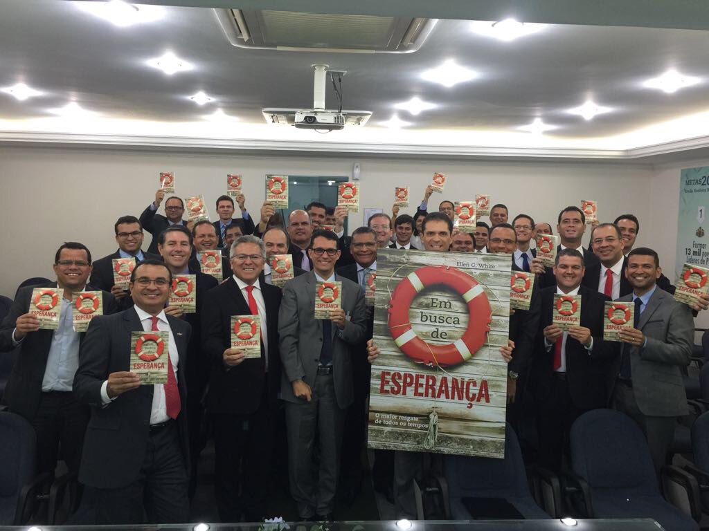 pastorotimar's tweet photo. Líderes da @uniaonordeste entregarão no próximo dia 27/05 1.693.600 livros: "Em Busca de Esperança". #proezas!!!

#salvaçãoAOextremo! https://t.co/88nBB77glN