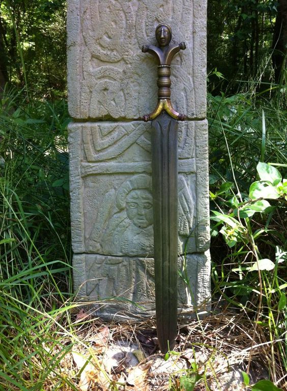 dovissss's tweet image. A Celtic anthropomorphic hilted short sword with a bog iron and meteorite blade, folded and forge welded nine times.