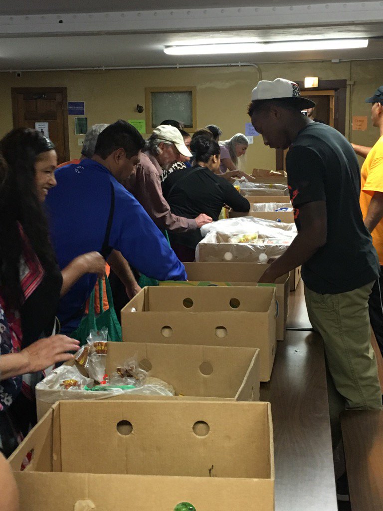 johnnybchicago's tweet photo. Our team has even helped pass out food at our weekly food pantry! #CommunityAssist #ServeOthersFirst #JrNBACOYCHI https://t.co/QujQ5Avbw9