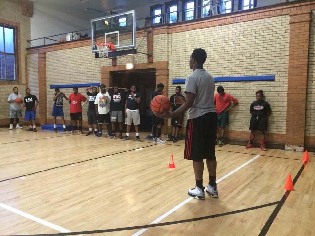 johnnybchicago's tweet photo. One of my old players surprise me by dropping in and leading one of our practices! #JrNBACOYCHI https://t.co/IrRNczj7e0