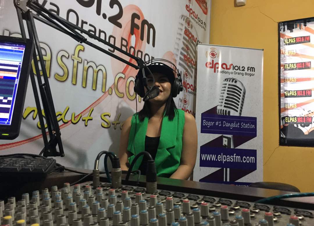 TrinityOptimaP's tweet photo. #TOPACTIVITY @DA3_Weni promo single "Engkaulah Takdirku" di @elpasfm Bogor. Terima kasih radio Elpas 🙂 #DA3WeniPromoRadioJabar https://t.co/p4ILiBGH43