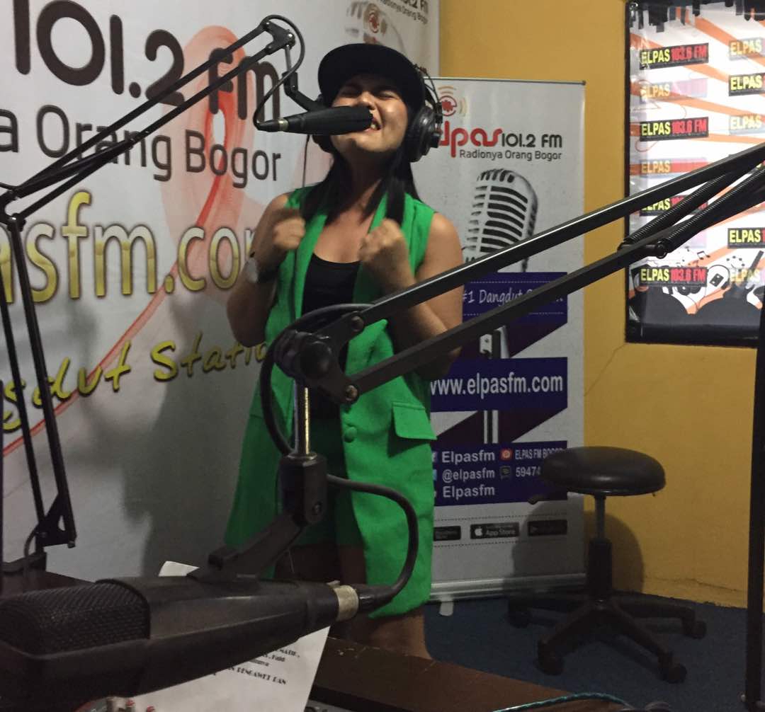 #TOPACTIVITY <a href="/DA3_Weni/">WENI WEN</a> promo single "Engkaulah Takdirku" di <a href="/elpasfm/">#52thKacidaAsikna</a> Bogor. Terima kasih radio Elpas 🙂 #DA3WeniPromoRadioJabar