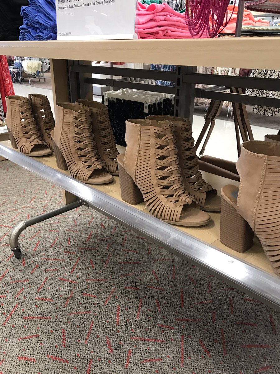 Bye bye gondola, helllo cute display table! 🙋🏼🛍 #T1324 #VMTLStyle #VMTL #Target #TargetStyle #DrivingSales #StyleTeam #BASICS #Summer2017