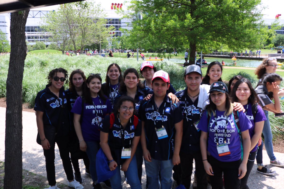 sunsetrobotics's tweet photo. A few pictures of 8811 at Worlds, we love meeting teams!!! https://t.co/FwnqC5VZim