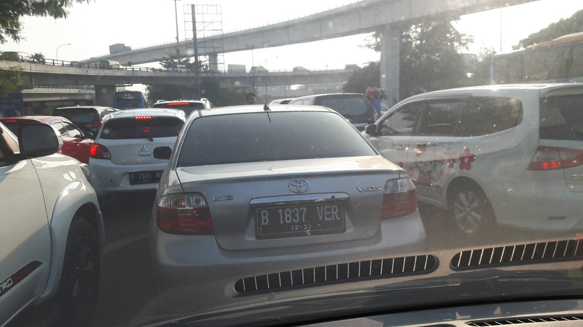 raniti_'s tweet photo. Contraflow arah Harmoni diarahkan masuk ke TL Tomang shg menghalangi mobil yang menuju slipi membuat macet @TMCPoldaMetro @RadioElshinta https://t.co/UMqo02j0DB