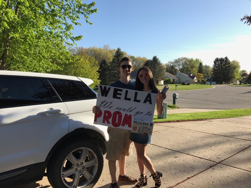 JoshJohr's tweet photo. The first man ever to prompose with protein bars https://t.co/5MPwuG6W3T