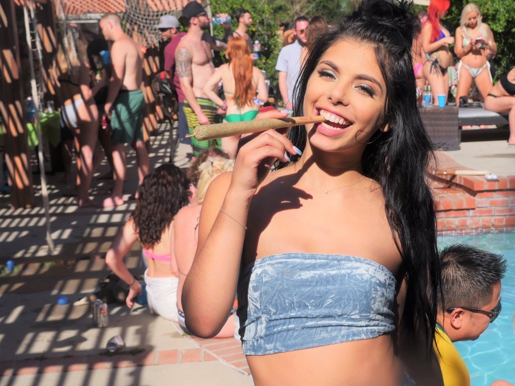 Smoking loud with the loudest crew 
😤🙌🏻💯✨ Thank you <a href="/fourfatherfarms/">JtheJeweler</a> ✊🏻😎💕
for always coming throu
#fourfatherfarms 🍁