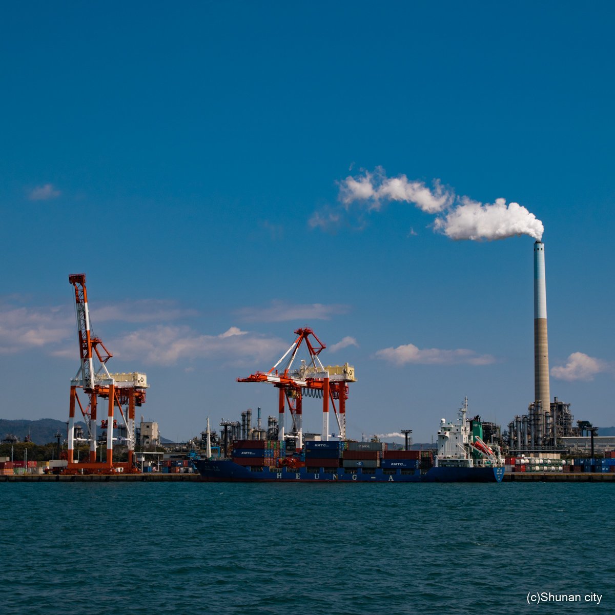 周南市 No Twitter シリーズ 煙突のある風景 Vol 2 港のある街 周南市ならではの煙突シルエット 海 空 煙突 工場 赤 青 白の景色 周南市 工場夜景 煙突のある風景 工場夜景情報 T Co M2o9mv6aon