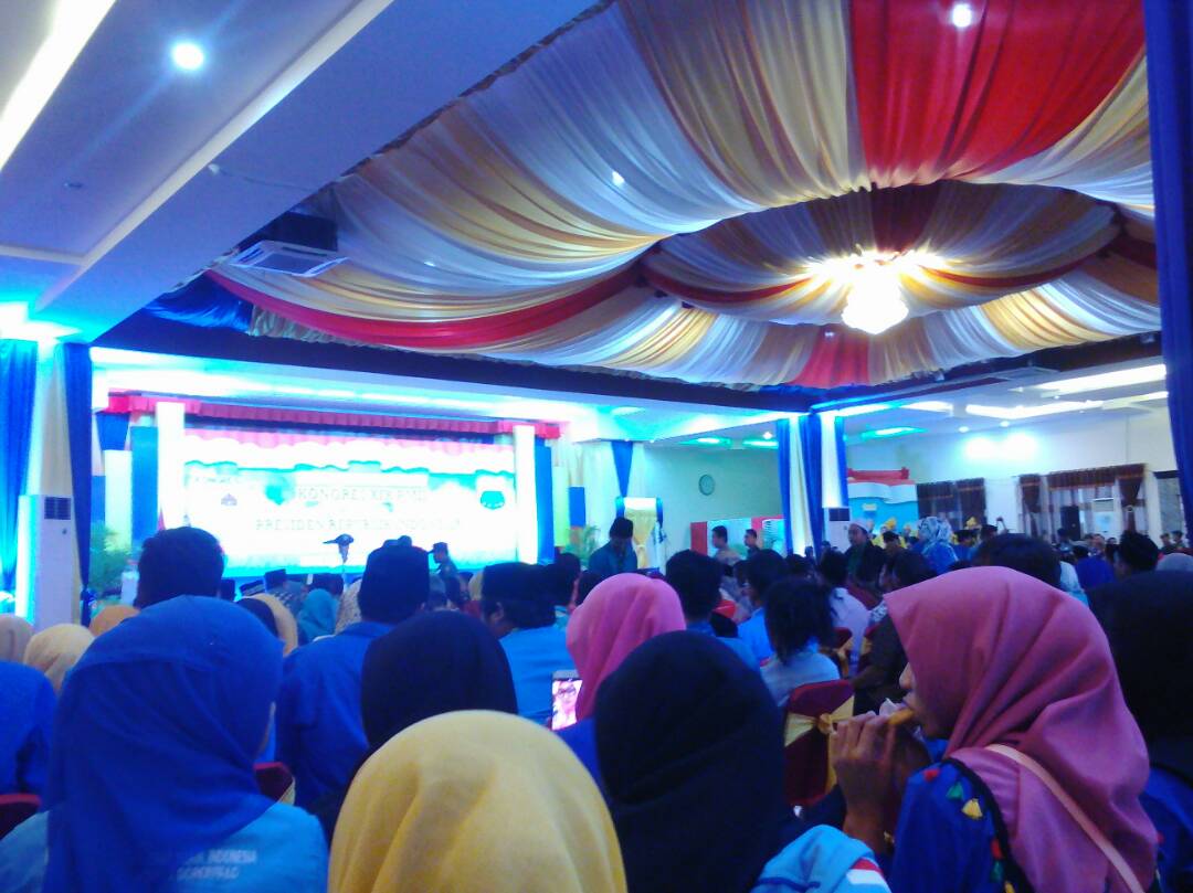 pmiisalatiga's tweet photo. Pembukaan kongres PMII di palu
Dihadiri presiden @jokowi dan mentri-mentri kabinet kerja
Hadir juga senior kita @hanifdhakiri @imam_nahrawi https://t.co/2SwxbuKzeN