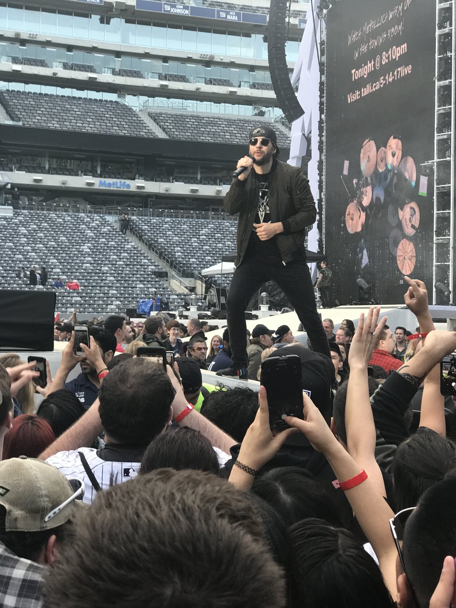 FrankCostaNJ's tweet photo. Thank you Mighty @Metallica and @TheOfficialA7X for melting faces last night #MetatMetlife. GOAT concert https://t.co/1GS0qRW4Hk