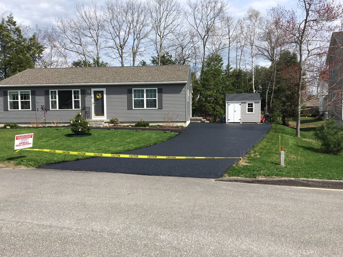 NormileSealing's tweet image. Get your driveway looking new again!!! #BackToBlack #SpringSeal Book Now!!!