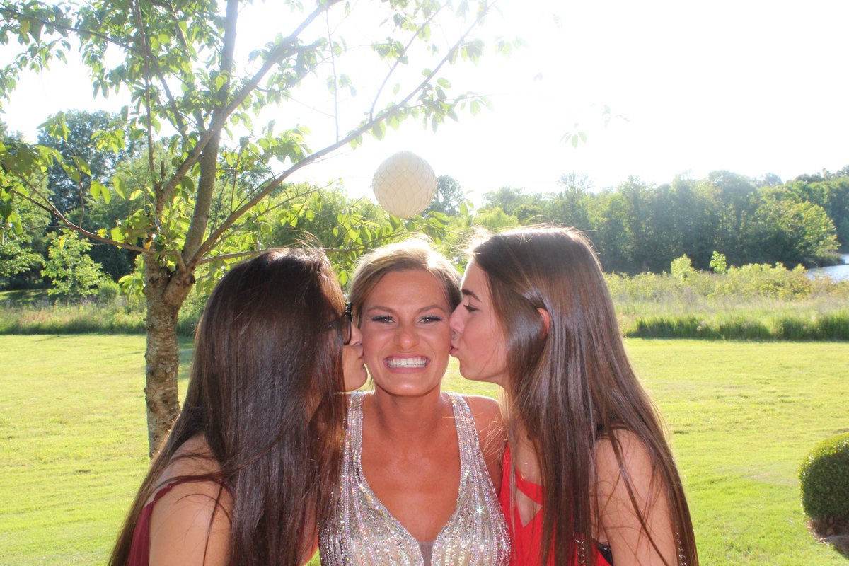 macyashmore's tweet photo. My 🌍&amp;❤️ #sisters https://t.co/xQ4gpH5eNp