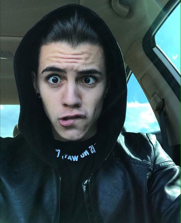 Biel via Instagram agora há pouco: "🤓"