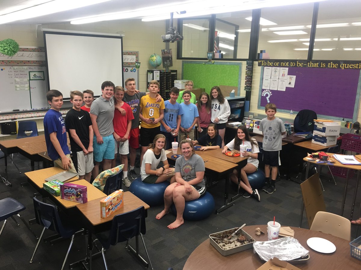 Brookwood5th's tweet photo. The best packing crew around! #brookwoodalum #Brookwoodpride #ourSMSDstory https://t.co/uxbO60qpwc