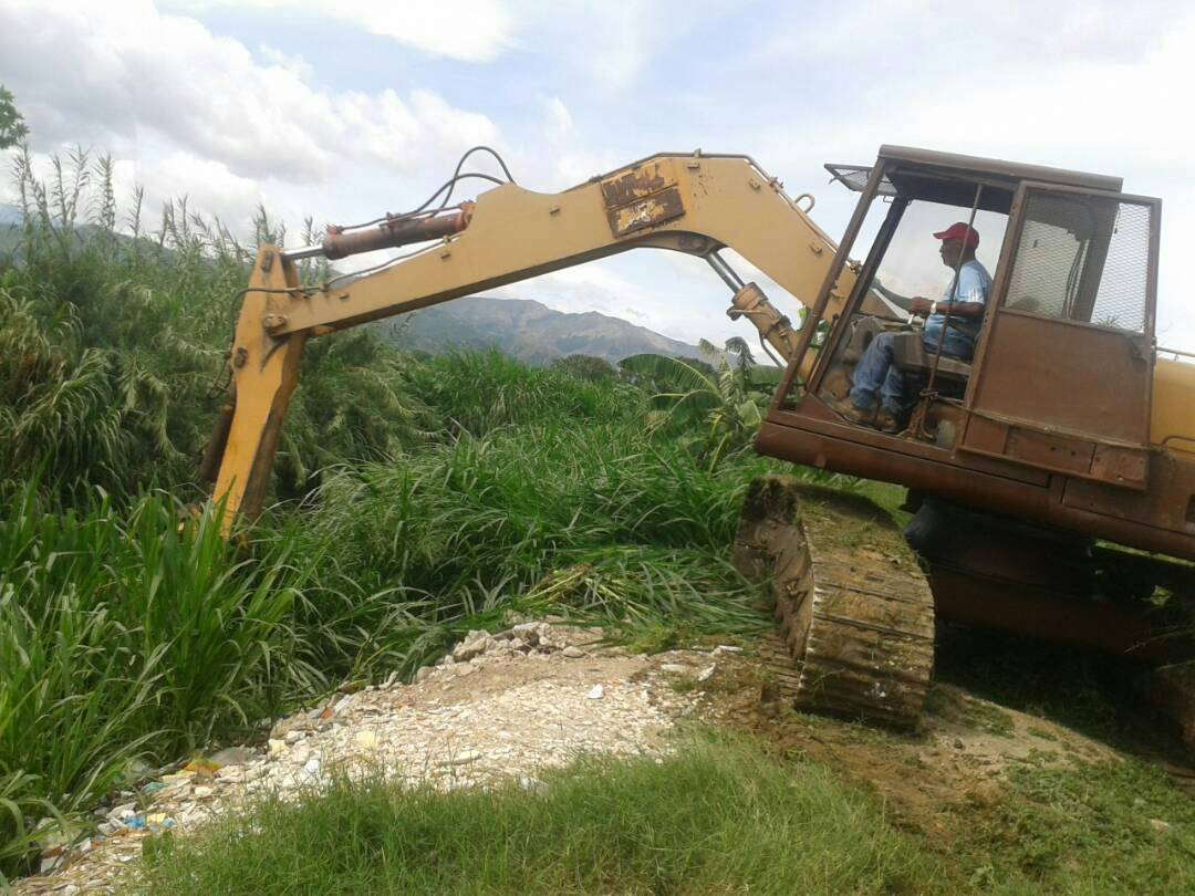eusebioAGUERO's tweet photo. Se inician los trabajos de dragado y desasolve de Río Aragua en revolucion @CarylBertho @ConElMazoDando @TuiteraDeChavez @NicolasMaduro https://t.co/GmdHiN3huE