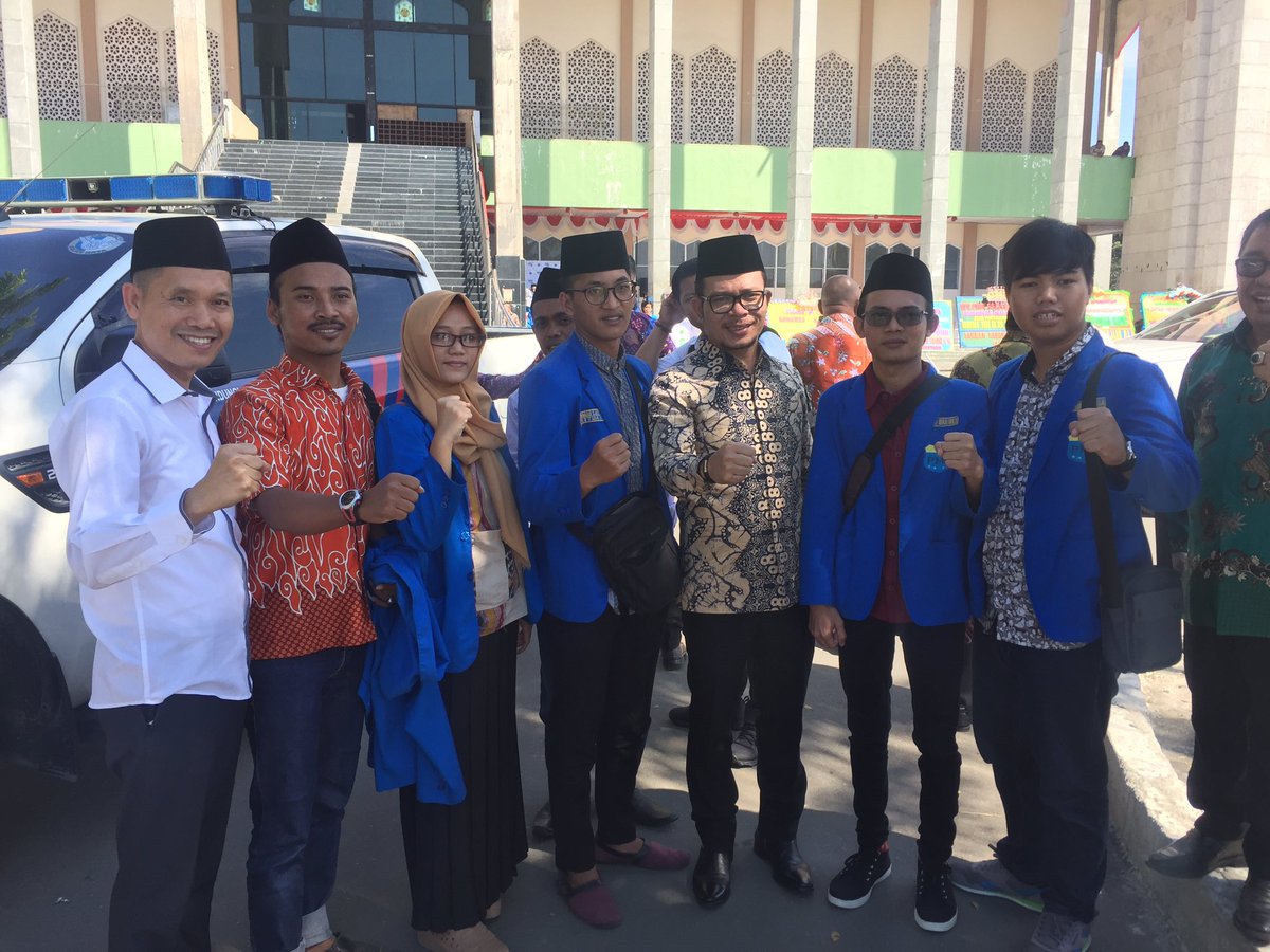 RyanBertutur's tweet photo. Menaker @hanifdhakiri di temani Stafsus @MFNurhudaY berfoto brsm sahabat2 PMII d halaman masjid Agung Palu sth acr pembukaan #KongresXIXPMII https://t.co/ZFdkKesayW