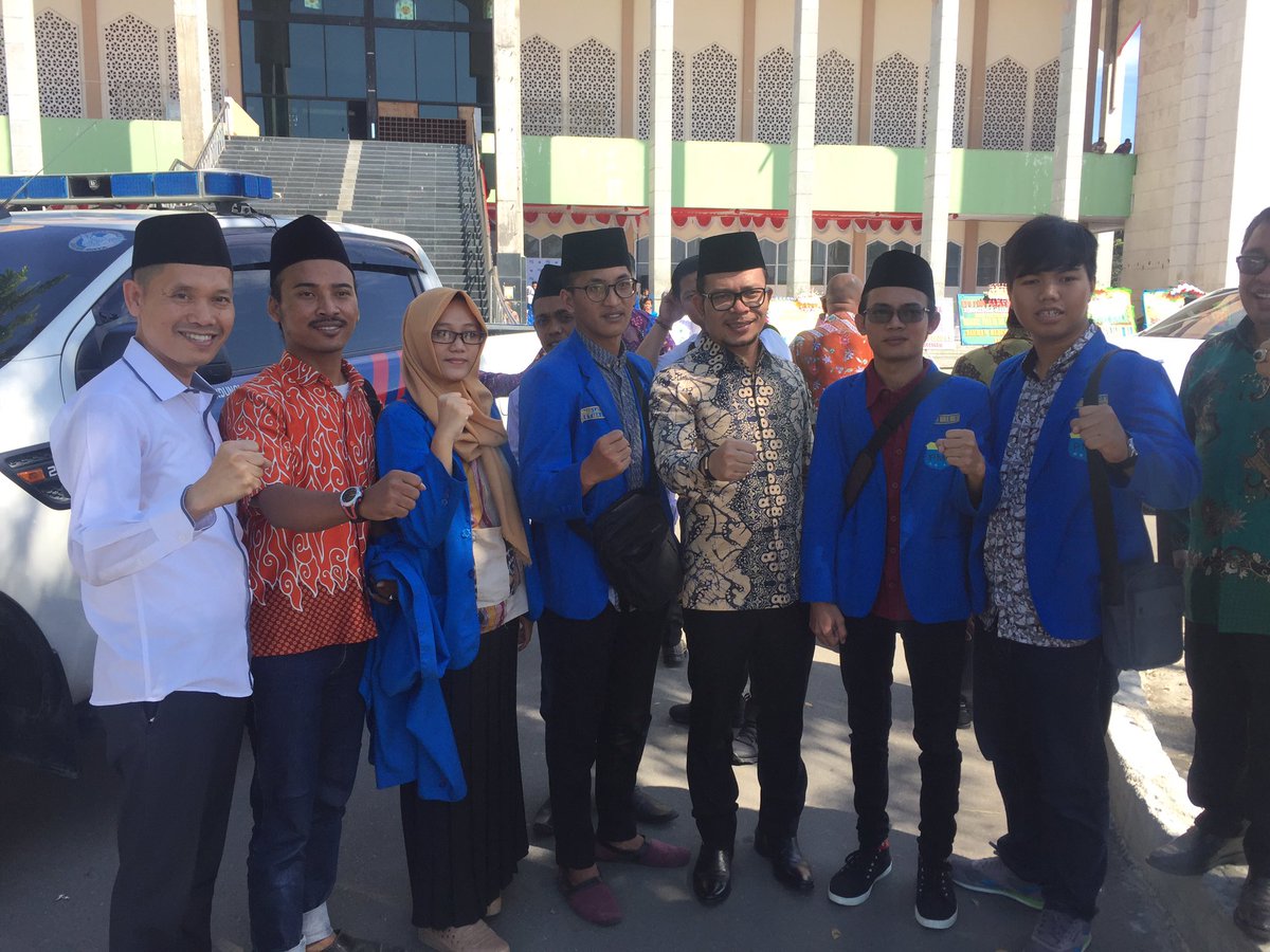 RyanBertutur's tweet photo. Menaker @hanifdhakiri di temani Stafsus @MFNurhudaY berfoto brsm sahabat2 PMII d halaman masjid Agung Palu sth acr pembukaan #KongresXIXPMII https://t.co/ZFdkKesayW