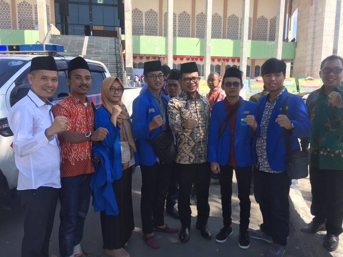 RyanBertutur's tweet photo. Menaker @hanifdhakiri di temani Stafsus @MFNurhudaY berfoto brsm sahabat2 PMII d halaman masjid Agung Palu sth acr pembukaan #KongresXIXPMII https://t.co/ZFdkKesayW