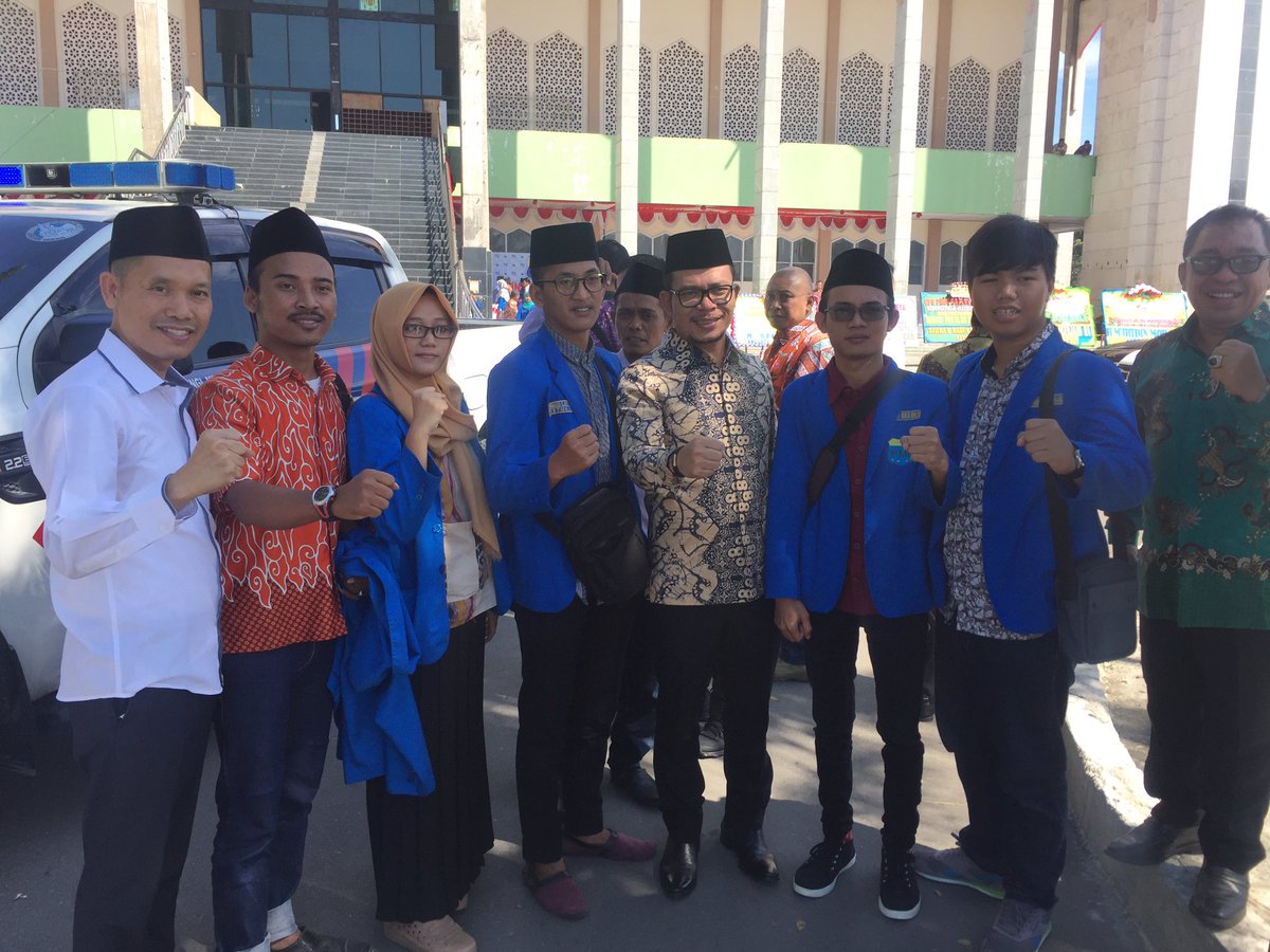 RyanBertutur's tweet photo. Menaker @hanifdhakiri di temani Stafsus @MFNurhudaY berfoto brsm sahabat2 PMII d halaman masjid Agung Palu sth acr pembukaan #KongresXIXPMII https://t.co/ZFdkKesayW