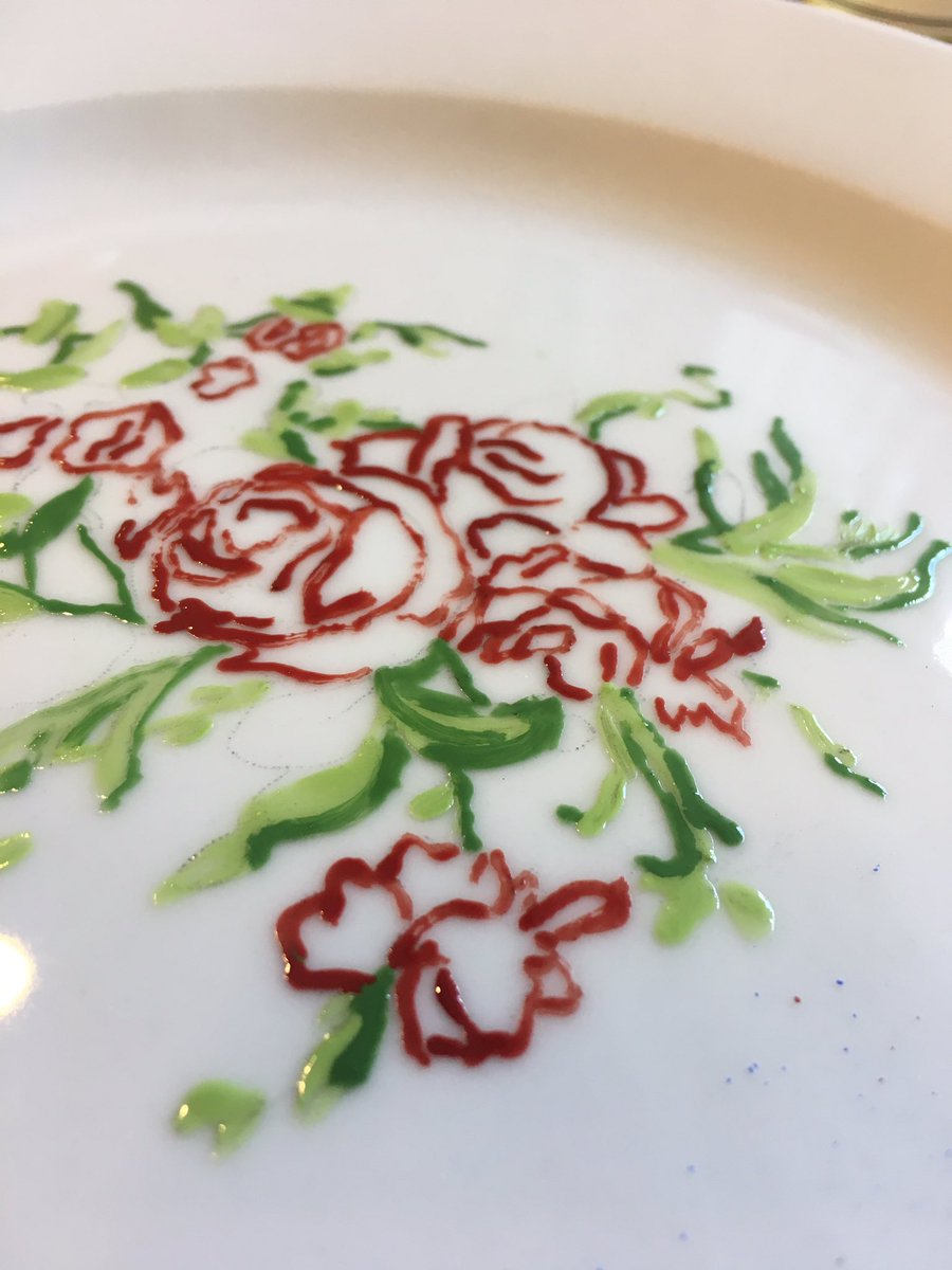 artfullyawear's tweet photo. Learned porcelain painting techniques from a Sévres artisan & painted my own plate w French floral motifs! 🌹#designbyhand @cooperhewitt https://t.co/AQqwwK3oUG
