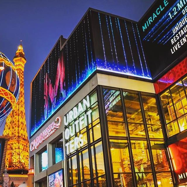 MiracleMileLV's tweet photo. What #MondayBlues? 📷: @thomasteissl https://t.co/yz4YIl3Uok