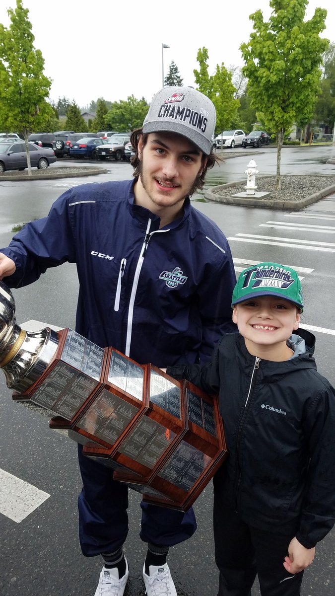 KSchemnitzer's tweet photo. Thank you for bringing home the cup!!! @SeattleTbirds @Barzal_97 @NYIslanders 💙🏆💙 #WHLChampionship 🏒 https://t.co/NGgfZvGea8
