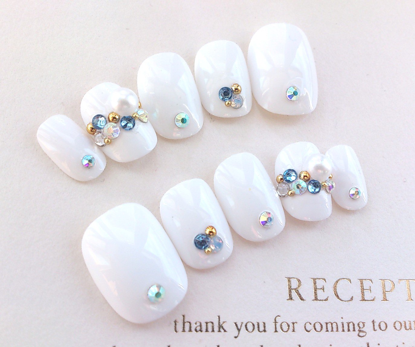 Twitter 上的 Jam Nail 白とサムシングブルーのﾈｲﾙﾁｯﾌﾟ ウェディングにオススメです Minne にて販売中です T Co Cu9ybwx1b3 白ネイル ウェディングネイル 前撮りネイル ドレスネイル ネイルチップオーダー 結婚式ネイル プレ花嫁 T Co