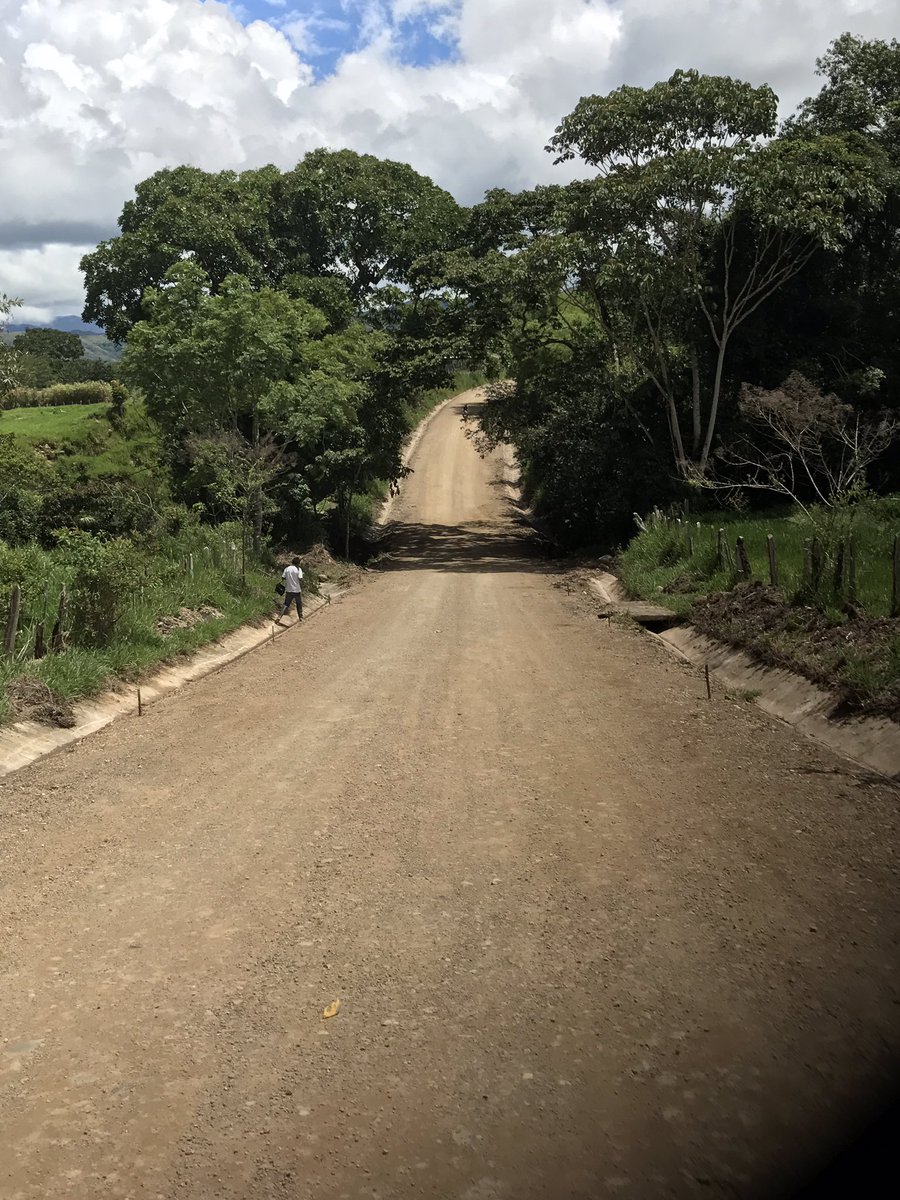 fedemardaza's tweet photo. Ya hemos intervenido 3 kms de la Vía Zanjón-Pueblo Bello, con el perfilado y retiro de la antigua carpeta. Estamos avanzamos por buen camino https://t.co/t6a04Icg4D