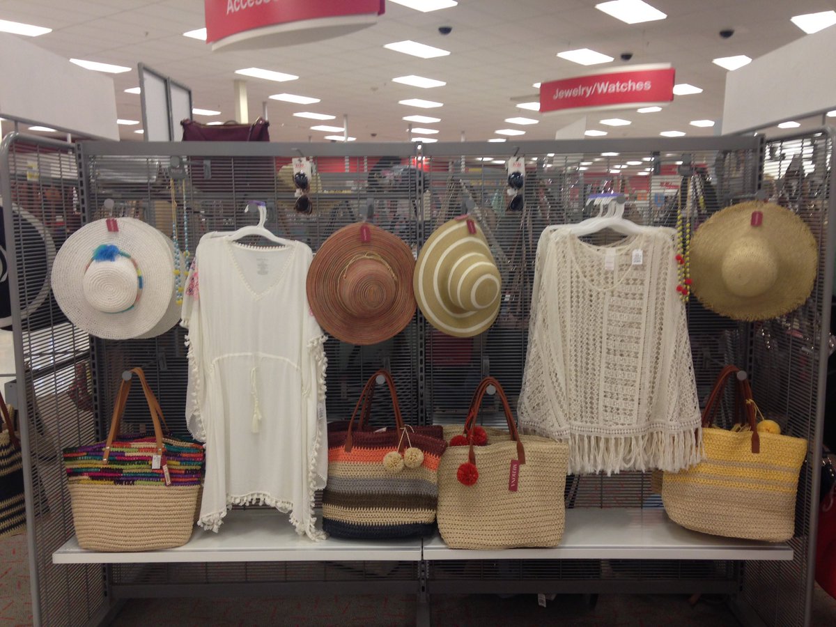 Ryan_AtTarget's tweet image. Using C9 Renovation shelving to elevate accessories. #t1069 #accessories