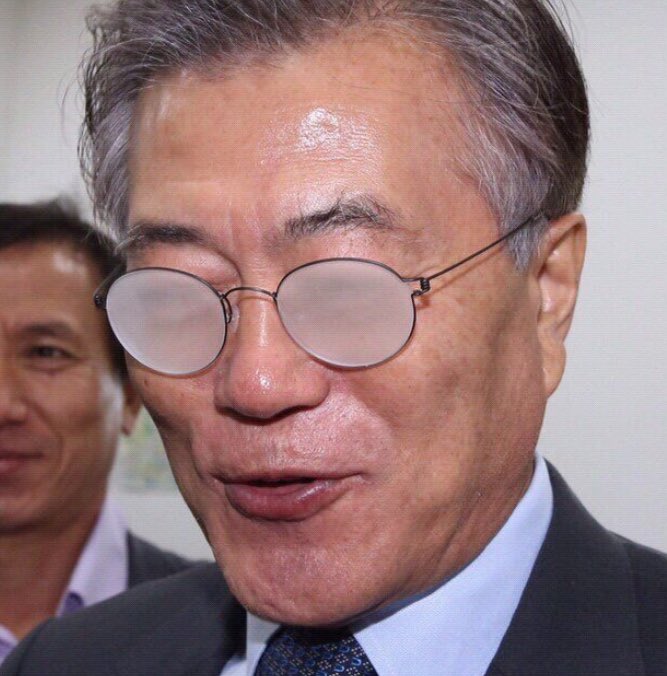 <a href="/handel09/">우 석</a> .
"아직 휴전중인 국가라는 것을 우리는 잊지말자! 
안보는 100번을 강조해도 지나침이 없다."

그래~요?  끄덕끄덕~~
나 역시 안 보입니다~~
.