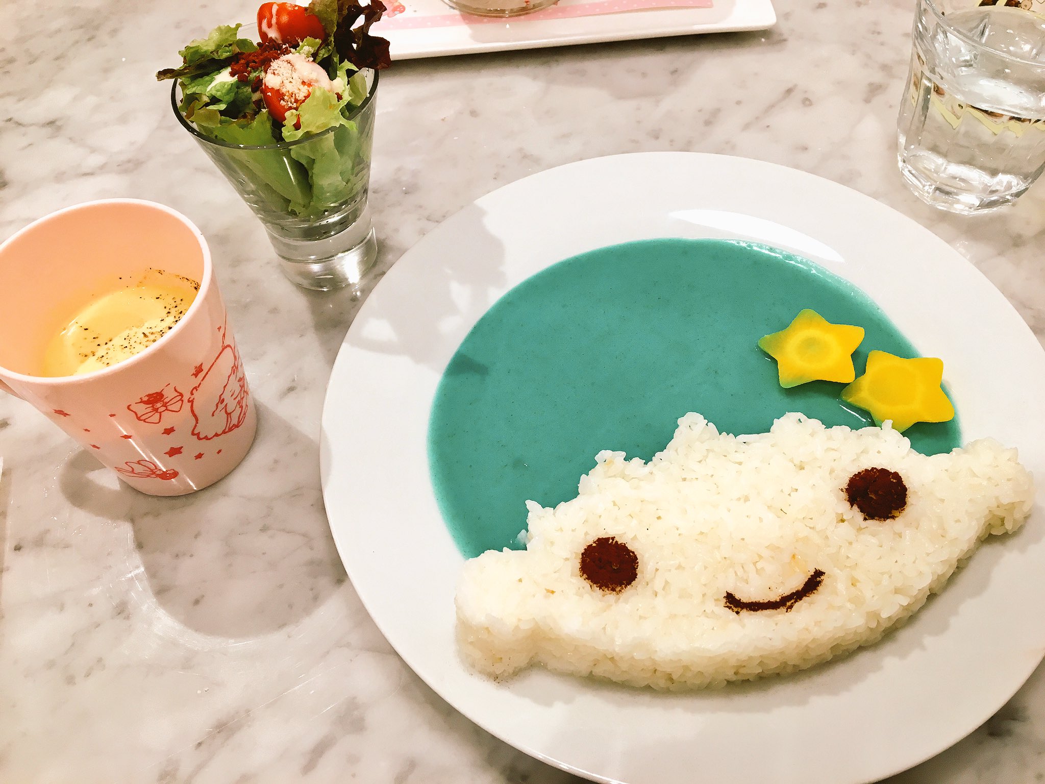 コーナ そんなこんなでやって参りましたキキララカフェ うん 青緑なシーフードカレーと髪の綿あめ溶かすソーダ T Co 0j5knzqmkc Twitter