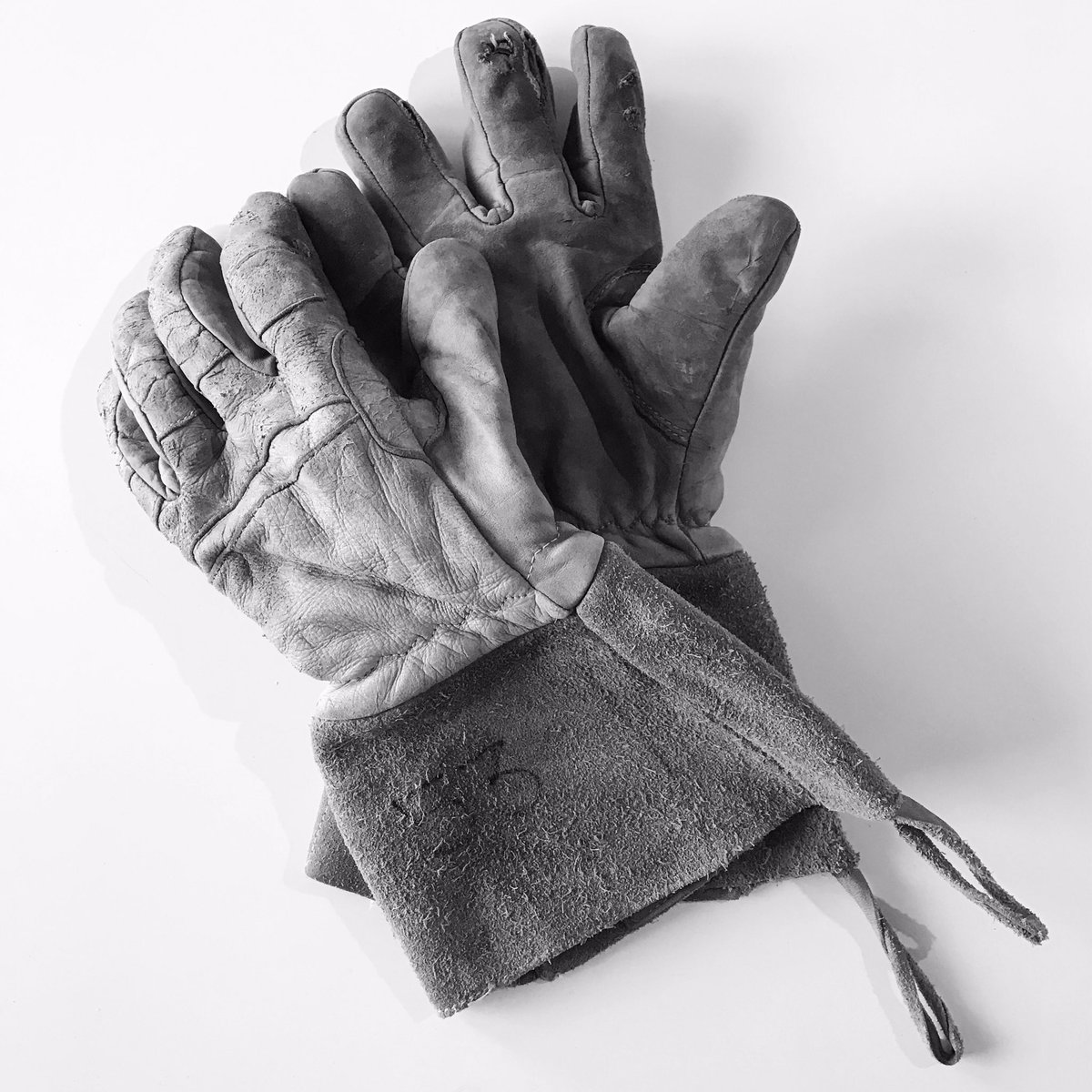 Puolipolvi's tweet photo. Mun vanhat hanskat lähti vaihtoon, mutta en raaski kyllä heti roskiinkaan heittää... niin monta yhteistä keikkaa on takana. #tunneside https://t.co/PvRlX2d9ZQ