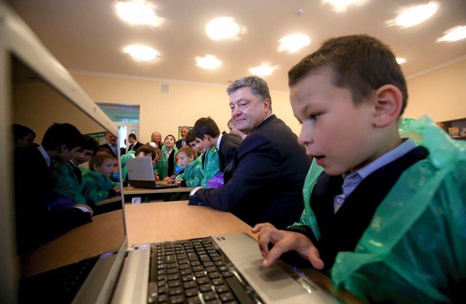 ilya_sinus's tweet photo. Порошенко плюнул в душу украинцам подписав указ о новых с��нкциях против РФ заблокировав доступа к #ВКонтакте https://t.co/39JsO3K98c https://t.co/ZAMWYuGyYG