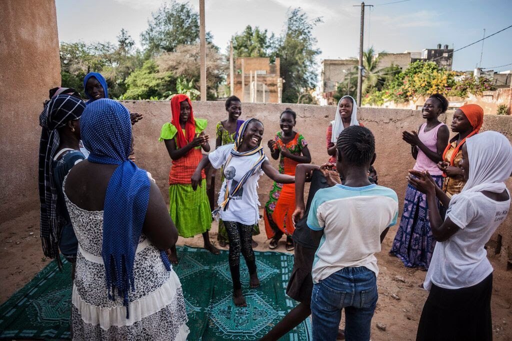 Xaleyfundacion's tweet photo. Aminata celebra la cancelación del #MatrimonioInfantil al que iba a ser sometida y su continuidad en la escuela #derechosdelainfancia #Xaley https://t.co/SROu2rhzOS