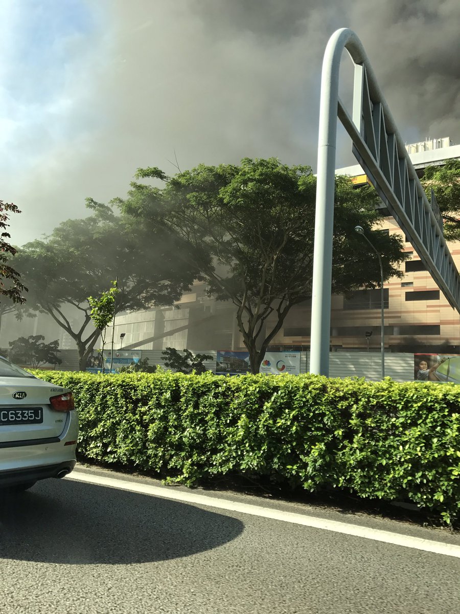 mhusainr's tweet photo. @ChannelNewsAsia Huge fire at site of private school  construction site at Punggol https://t.co/6OC1Rv2u2Q