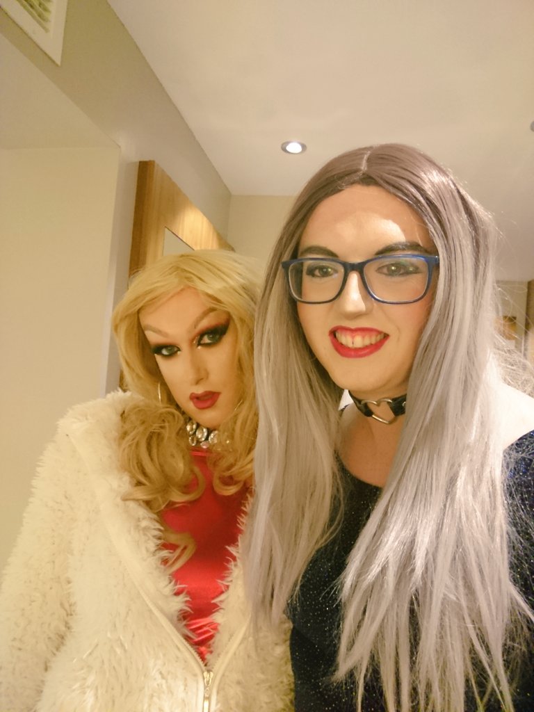 FerrariFelicity's tweet photo. Me and the absolutely sensational @Kari_Koxx love ya babe 💋 #RTSquad69 #QUEENFelicity👑 #FoxxyKoxxy #girlslikeus https://t.co/erEW7uJHNO