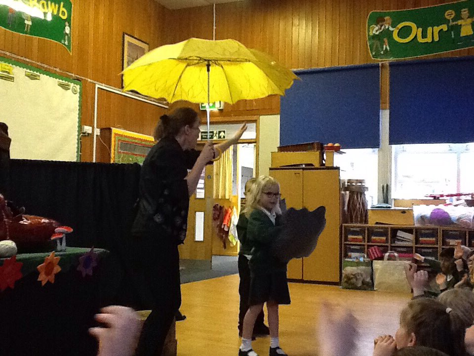 PenllergaerP's tweet photo. #PPS1/2 are loving the performance! #PPSLit #PPSPSD https://t.co/RaVurrOUPD