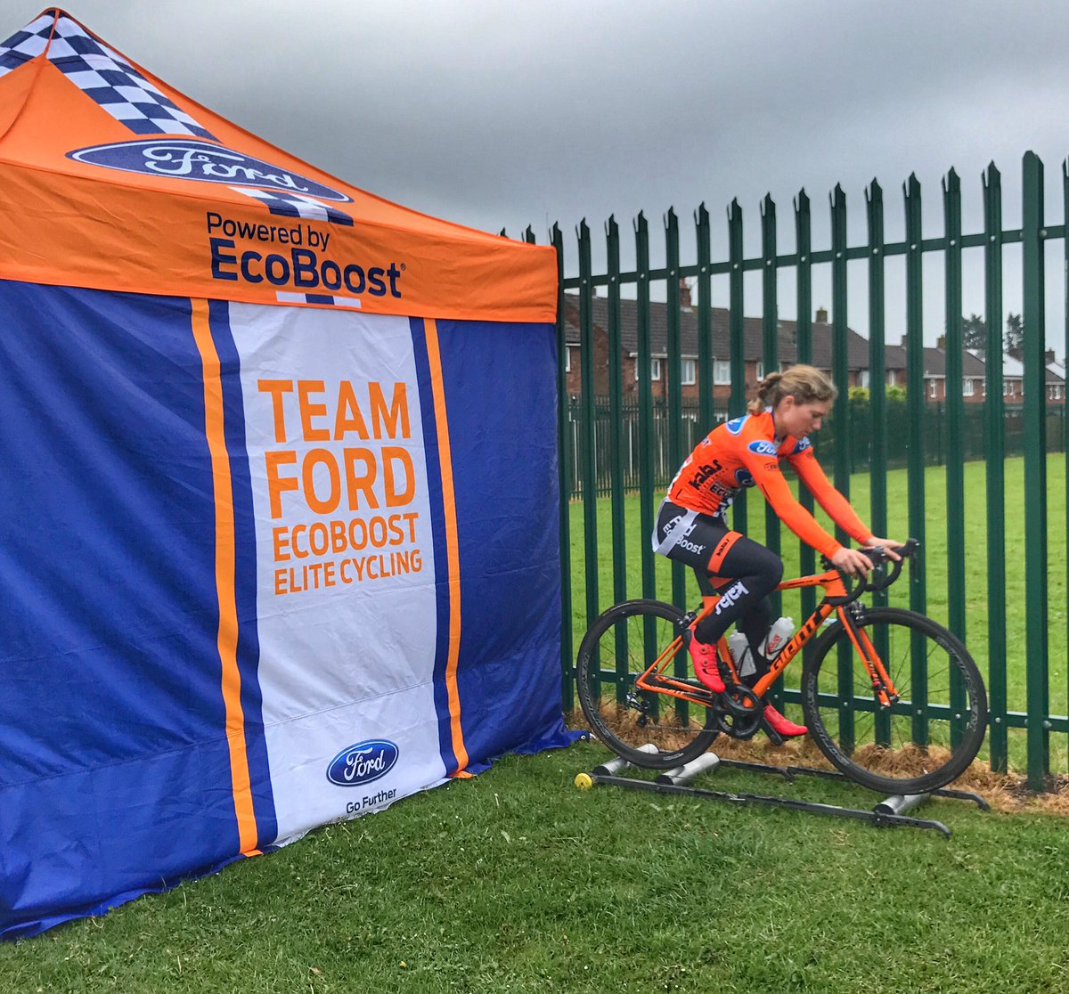 ITS RACE DAY! 🚴🏼‍♀️🏁 Go smash it @TeamFordEB at <a href="/TourSeries/">The Tour Series</a> tonight #Wembley <a href="/brand_mel/">melissa brand</a> #gethersomeorangeshoes //<a href="/GiantUK/">Giant UK & Eire</a> bike looks slick 🍊